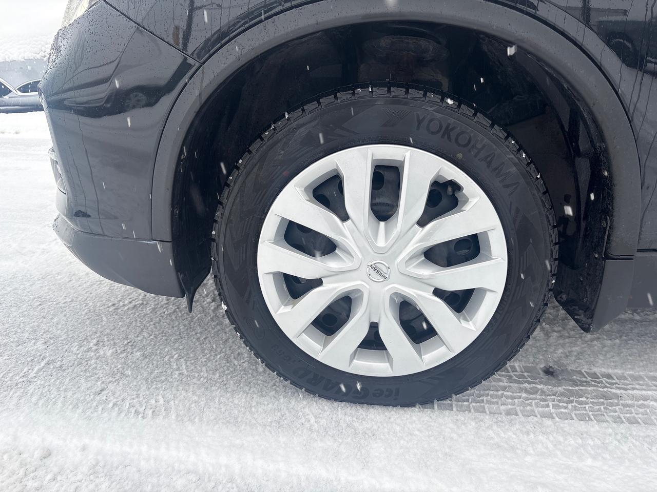 2020 Nissan Rogue S FWD + Heated Seats + Winters *CLEARANCE* Photo4