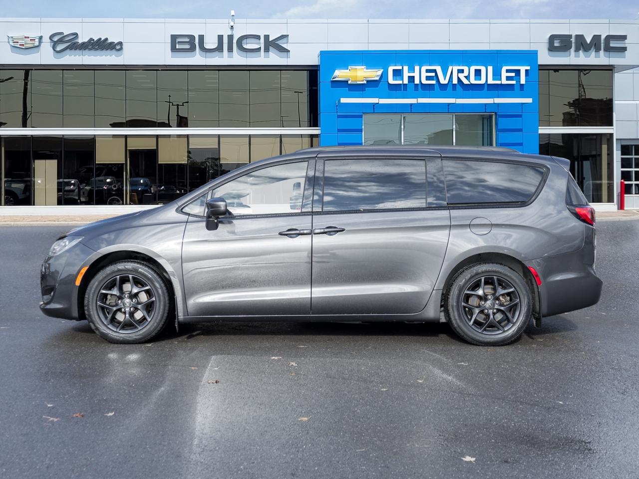 2019 Chrysler Pacifica Touring-L 2WD Photo2