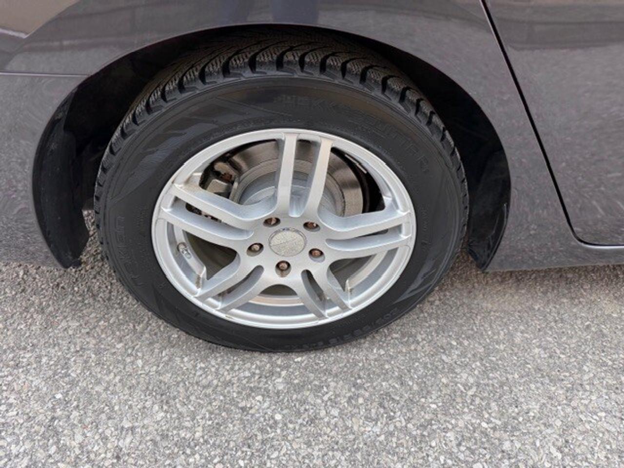 2015 Nissan Sentra SL NAVI ROOF LEATHER 2 SETS OF RIMS AND TIRES Photo