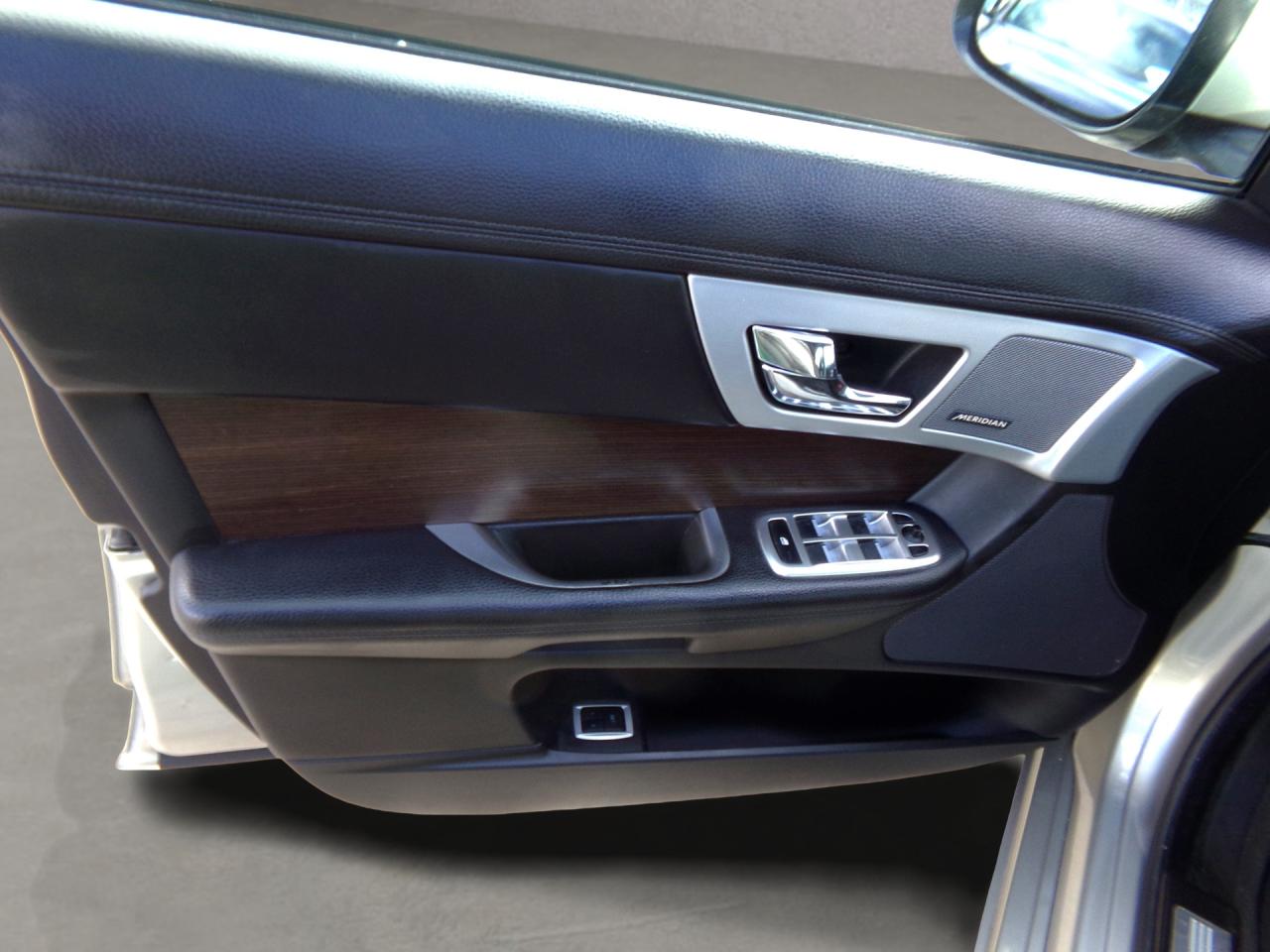 2014 Jaguar XF AWD Photo