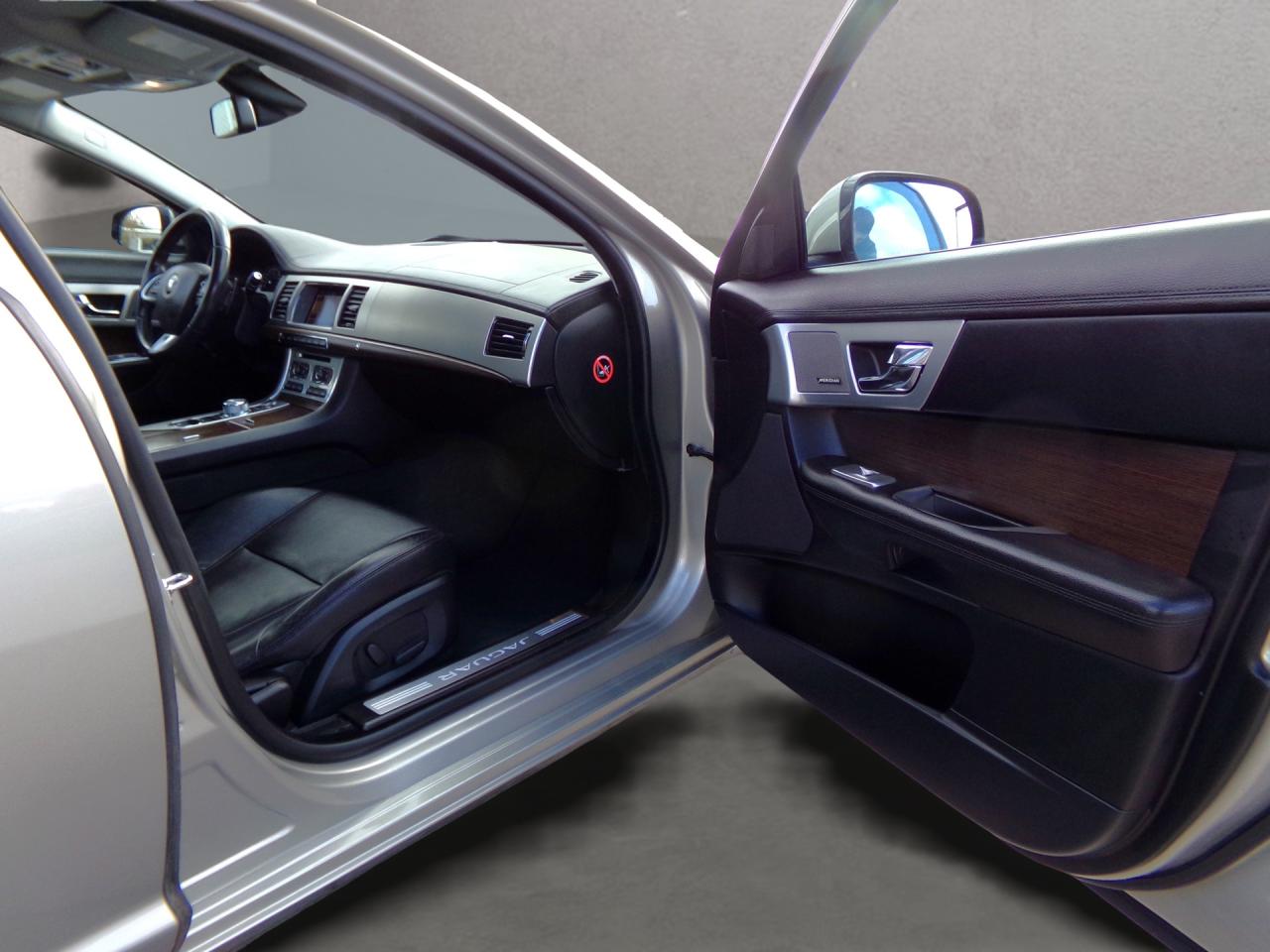 2014 Jaguar XF AWD Photo