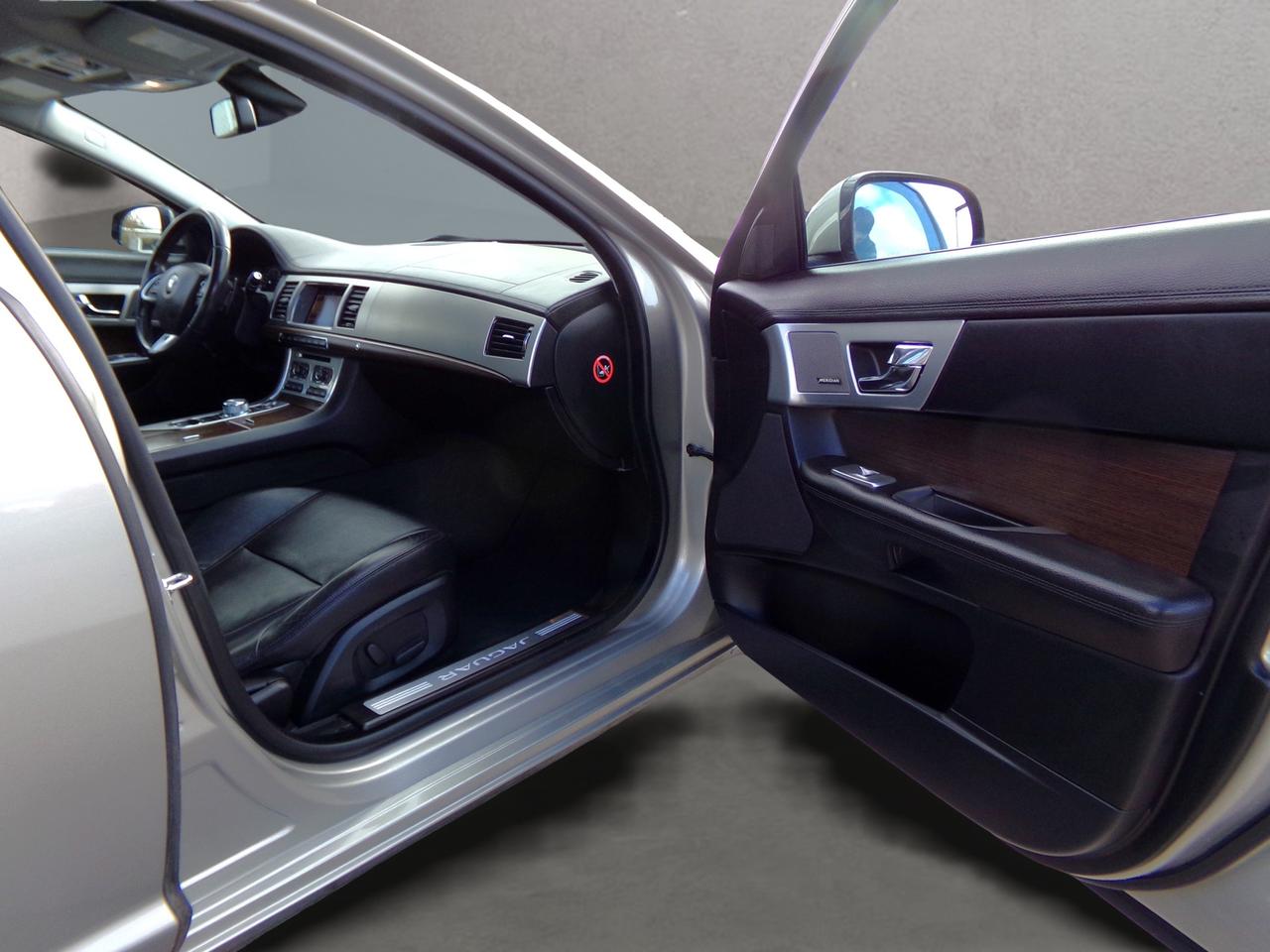 2014 Jaguar XF AWD Photo