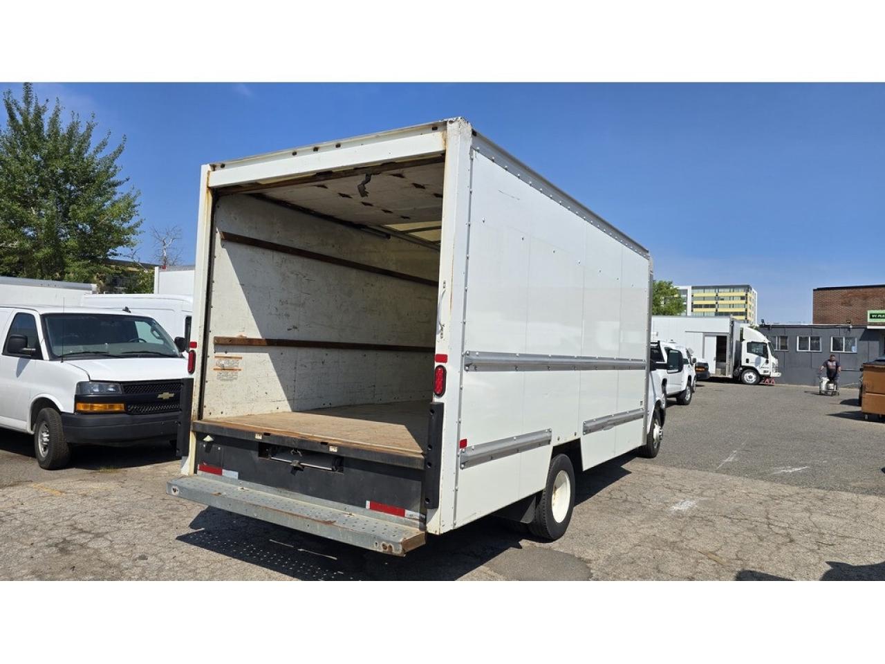 2019 GMC Savana Van G4500 - 16Ft Box - V8 Gasoline - Ramp - CERTIFIED Photo