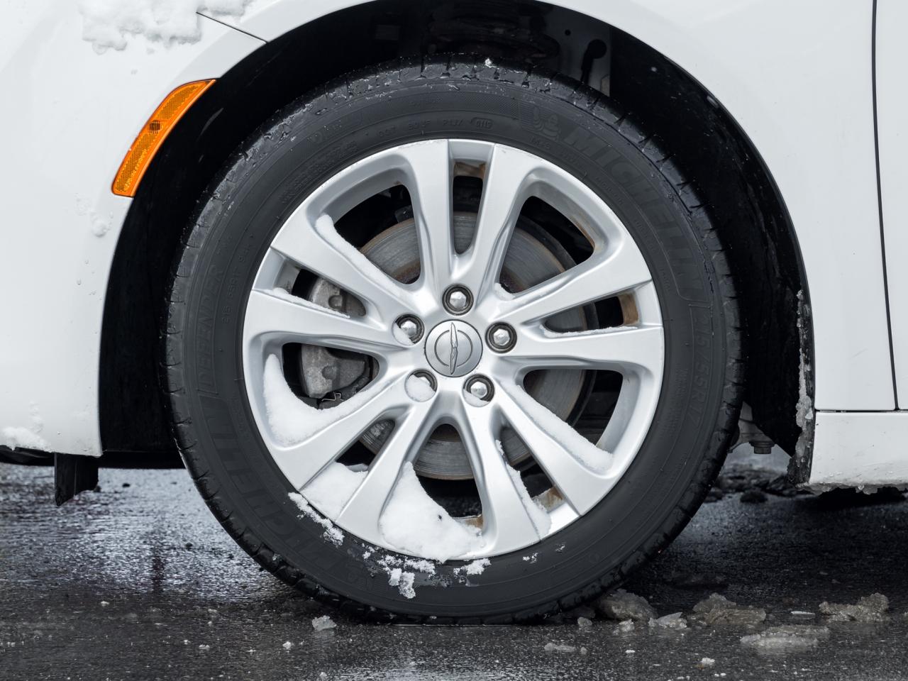 2015 Chrysler 200 Comfort Group, 17-inch Wheels, 2.4L 4-CYL Photo3