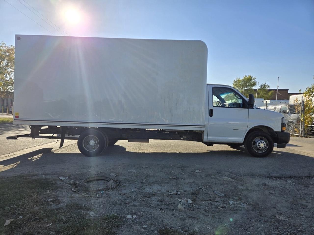 2019 GMC Savana 3500 16Ft Box - V8 Gasoline - Ramp Photo2