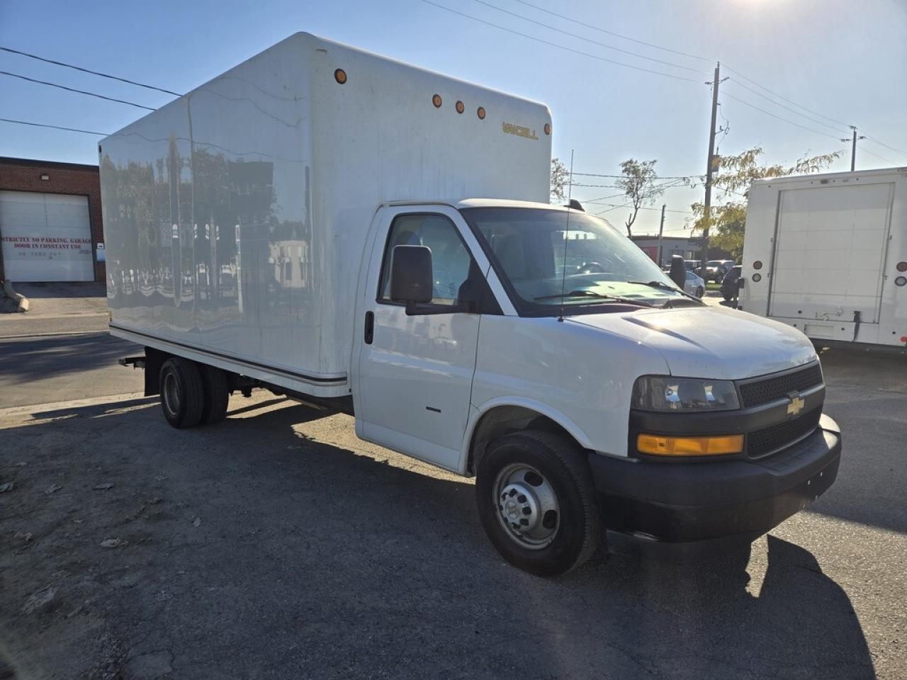 2019 GMC Savana 3500 16Ft Box - V8 Gasoline - Ramp Photo4