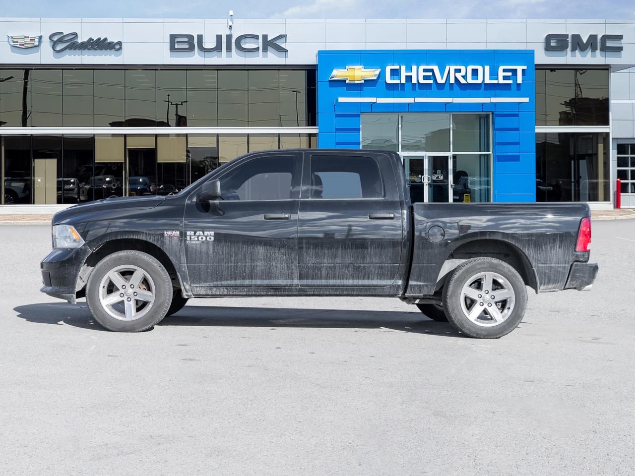 2022 RAM 1500 Classic 5.7L V8, 17-inch wheels, Locking tailgate,ParkView Photo3