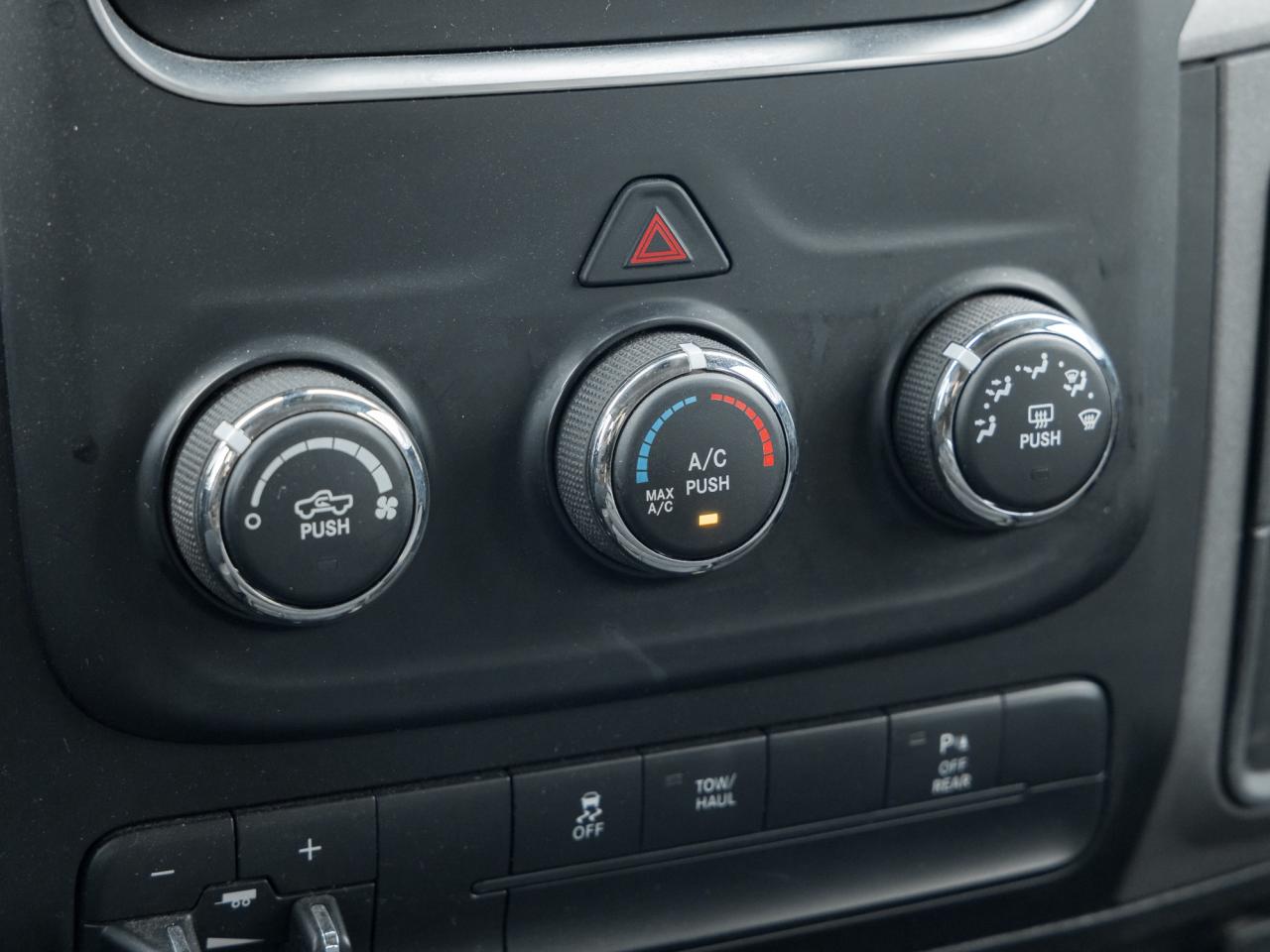 2022 RAM 1500 Classic 5.7L V8, 17-inch wheels, Locking tailgate,ParkView Photo