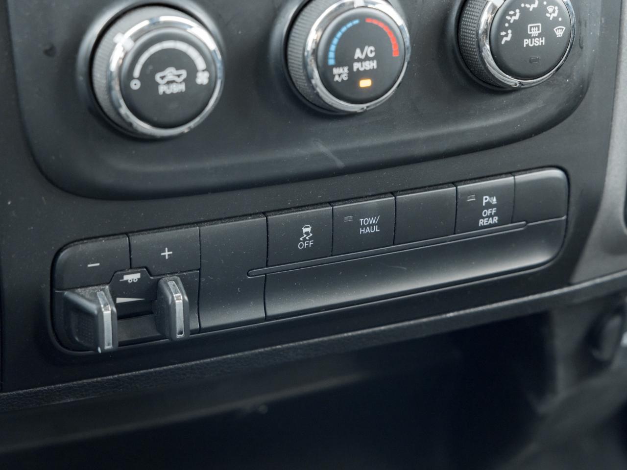 2022 RAM 1500 Classic 5.7L V8, 17-inch wheels, Locking tailgate,ParkView Photo