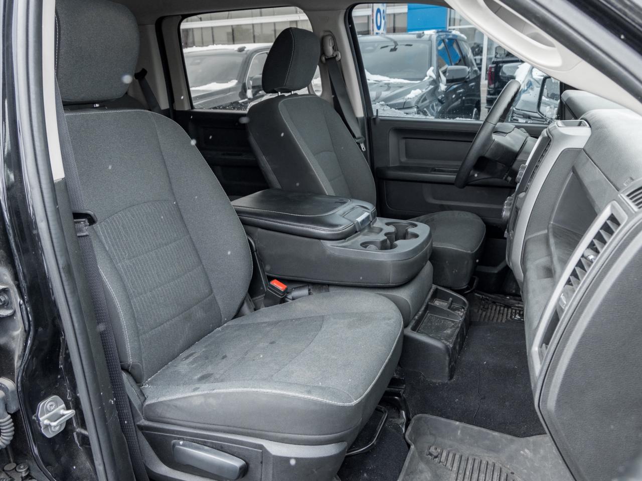 2022 RAM 1500 Classic 5.7L V8, 17-inch wheels, Locking tailgate,ParkView Photo