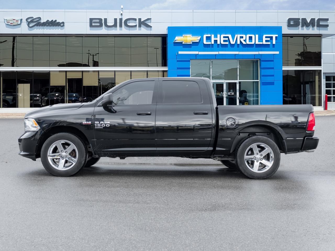 2022 RAM 1500 Classic 5.7L V8, 17-inch wheels, Locking tailgate,ParkView Photo