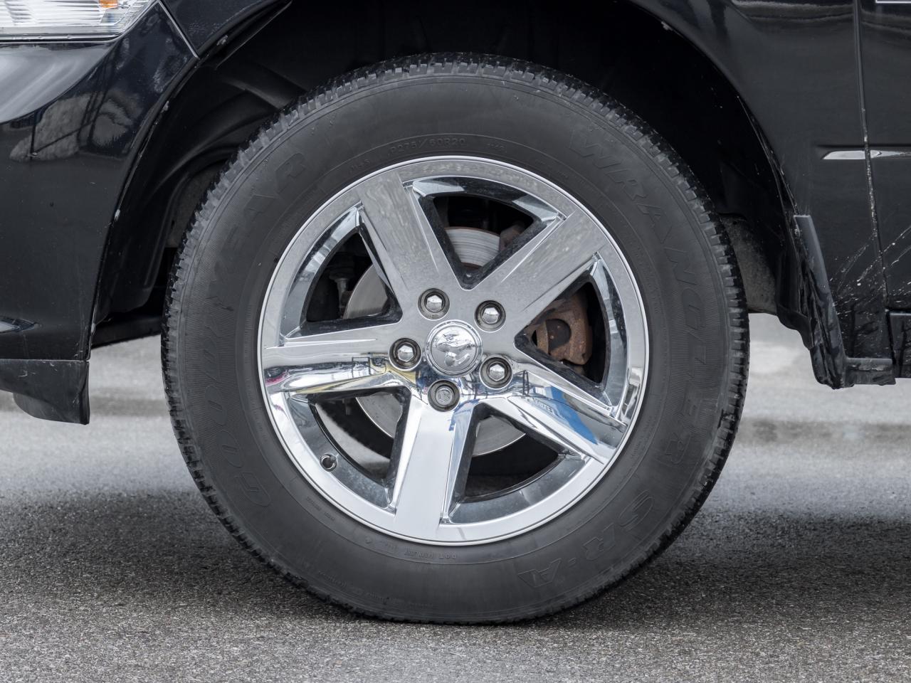 2022 RAM 1500 Classic 5.7L V8, 17-inch wheels, Locking tailgate,ParkView Photo3