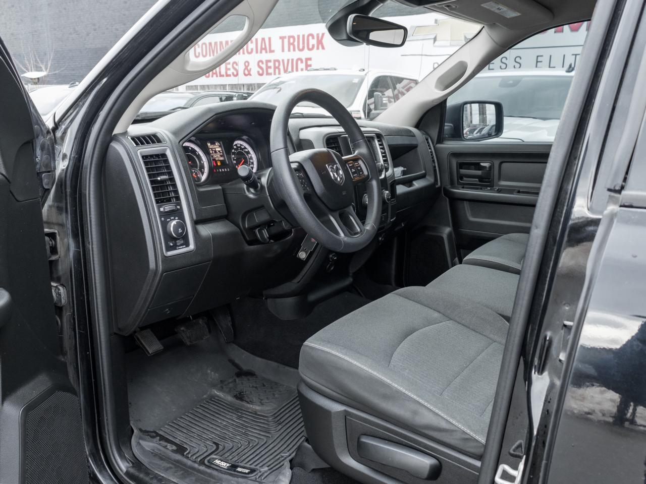 2022 RAM 1500 Classic 5.7L V8, 17-inch wheels, Locking tailgate,ParkView Photo