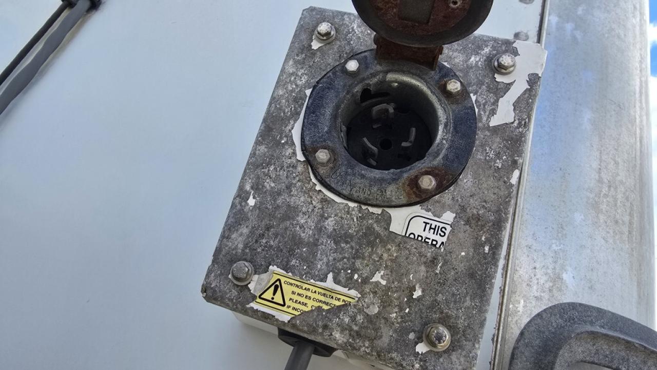 2018 Isuzu NRR 20Ft - CARRIER SUPRA 650 REEFER With Standby + Lif Photo