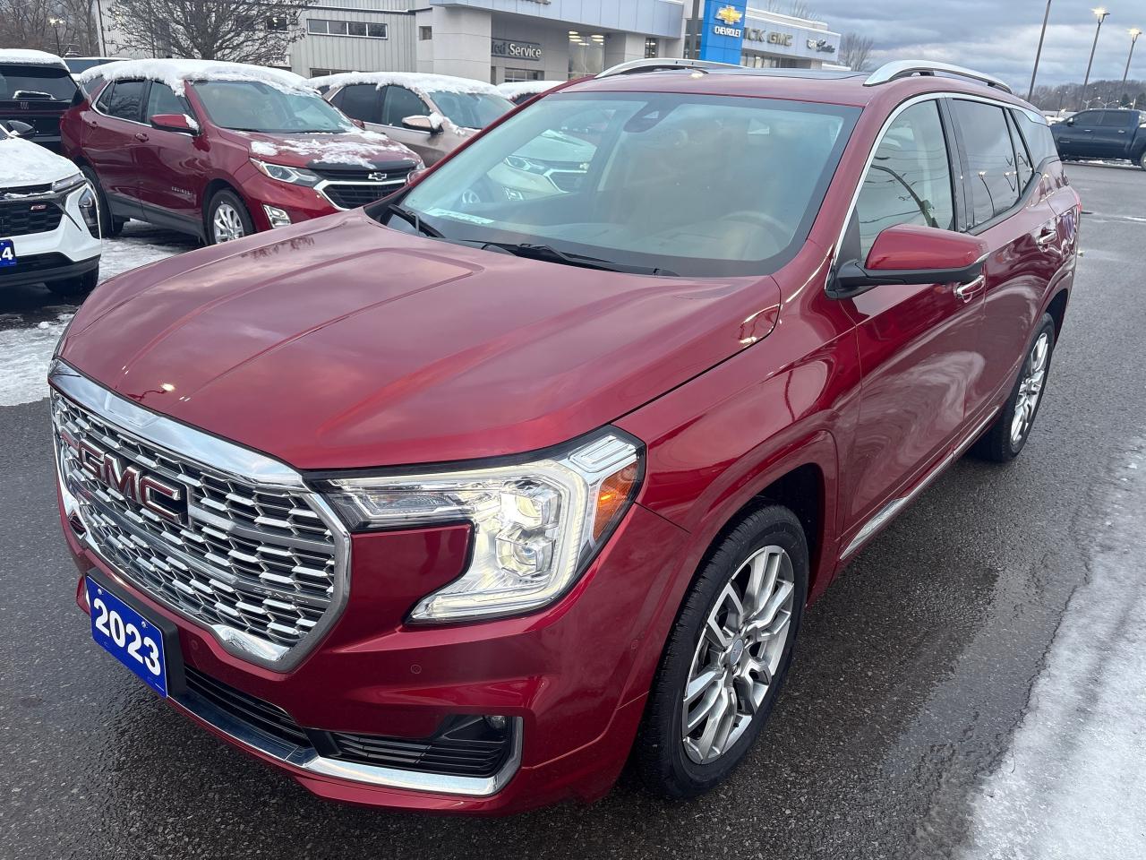 2023 GMC Terrain Denali AWD + Sunroof + Navi + 1 Owner + Low Kms Photo2