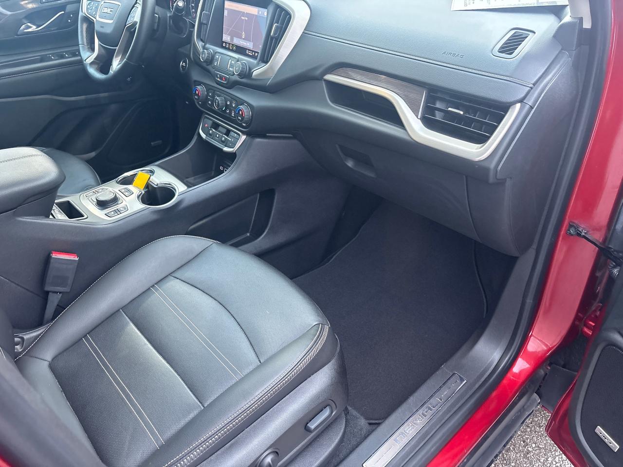 2023 GMC Terrain Denali AWD + Sunroof + Navi + 1 Owner + Low Kms Photo