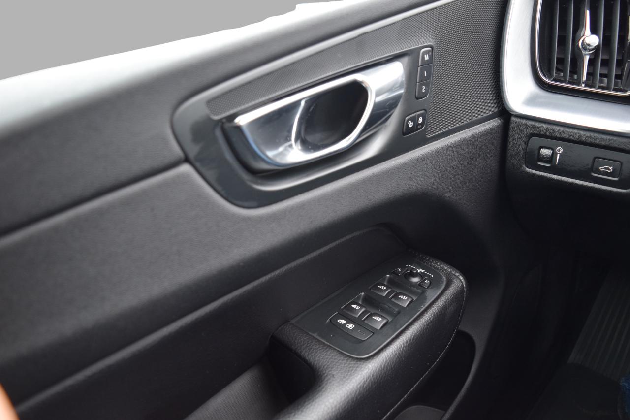 2019 Volvo XC60 T6 Momentum AWD Photo