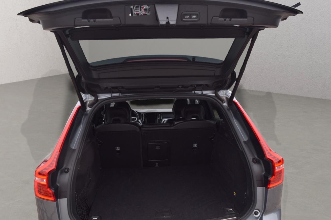 2019 Volvo XC60 T6 Momentum AWD Photo