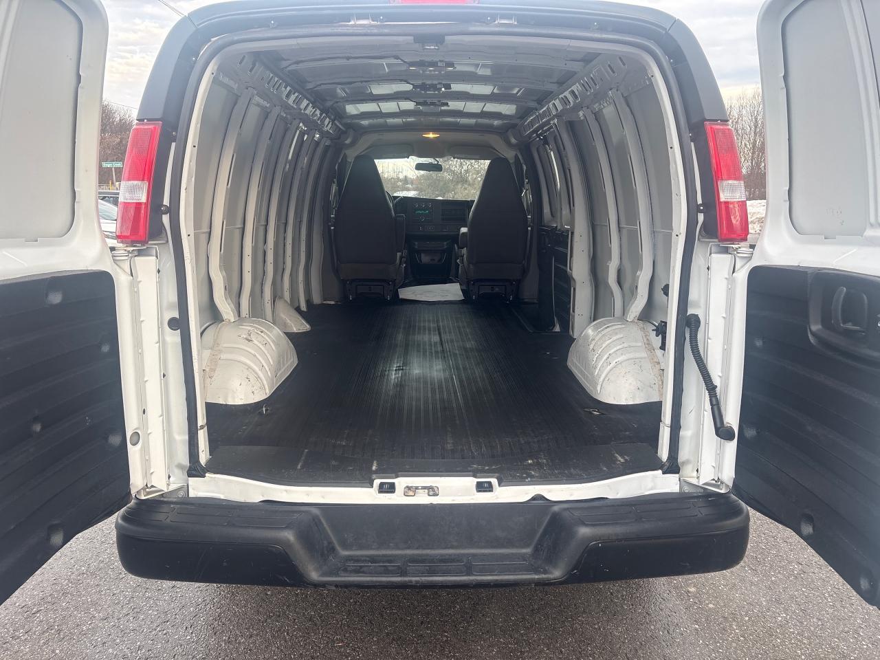 2022 Chevrolet Express 2500 Ext 2500 Cargo + Vinyl Seating + V6 + Bluetooth Photo