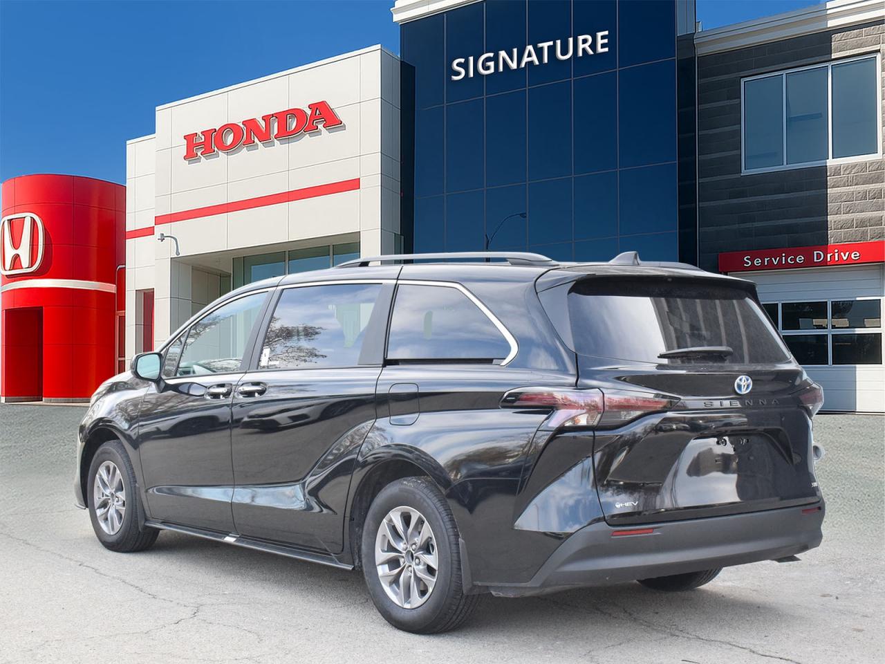 2025 Toyota Sienna XLE Photo