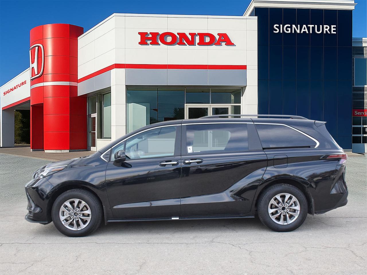 2025 Toyota Sienna XLE Photo2