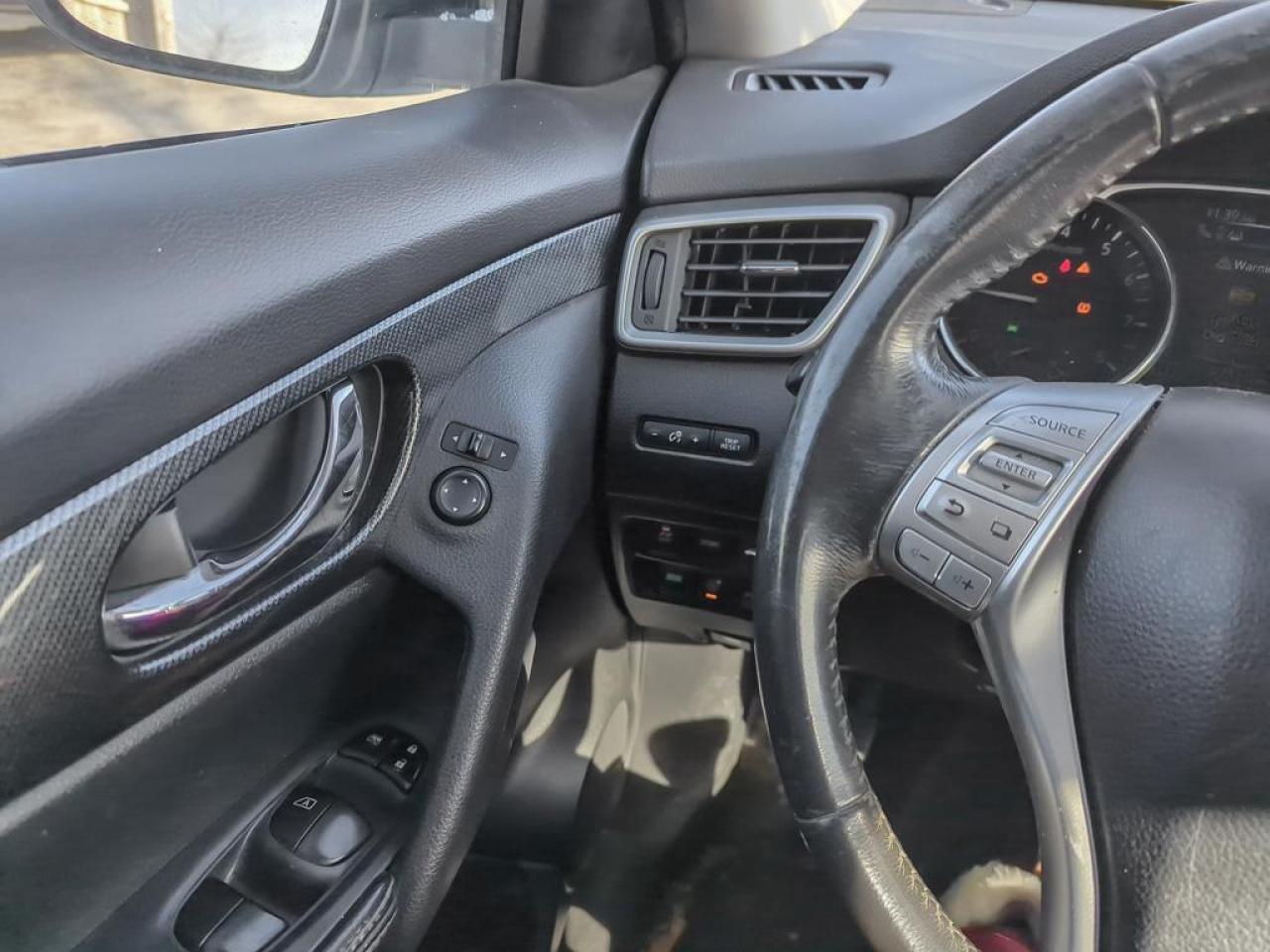 2015 Nissan Rogue SL Photo