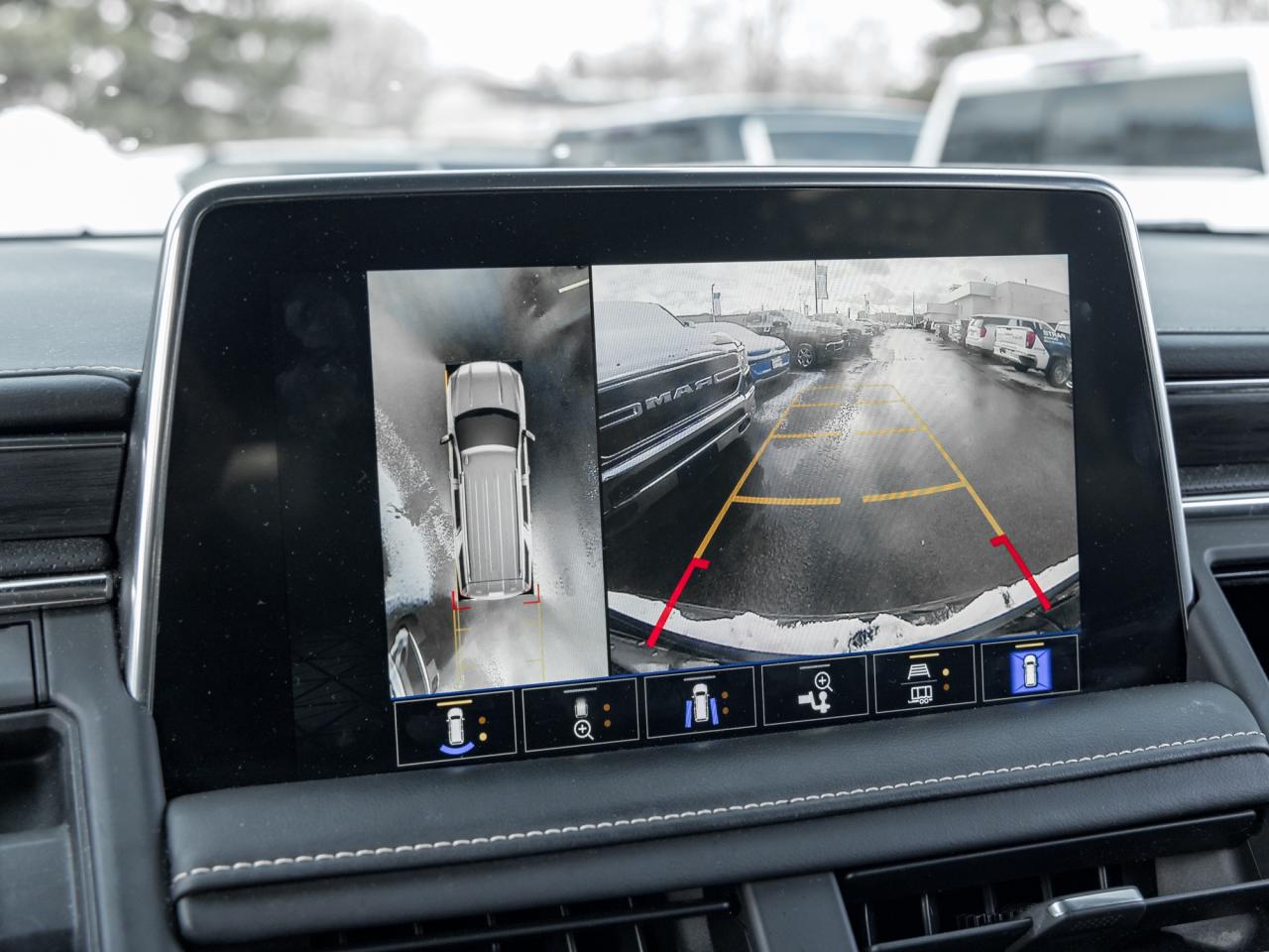 2023 GMC Yukon XL SLT Luxury Package, Trailering Equip Pkg, 5.3L V8 Photo