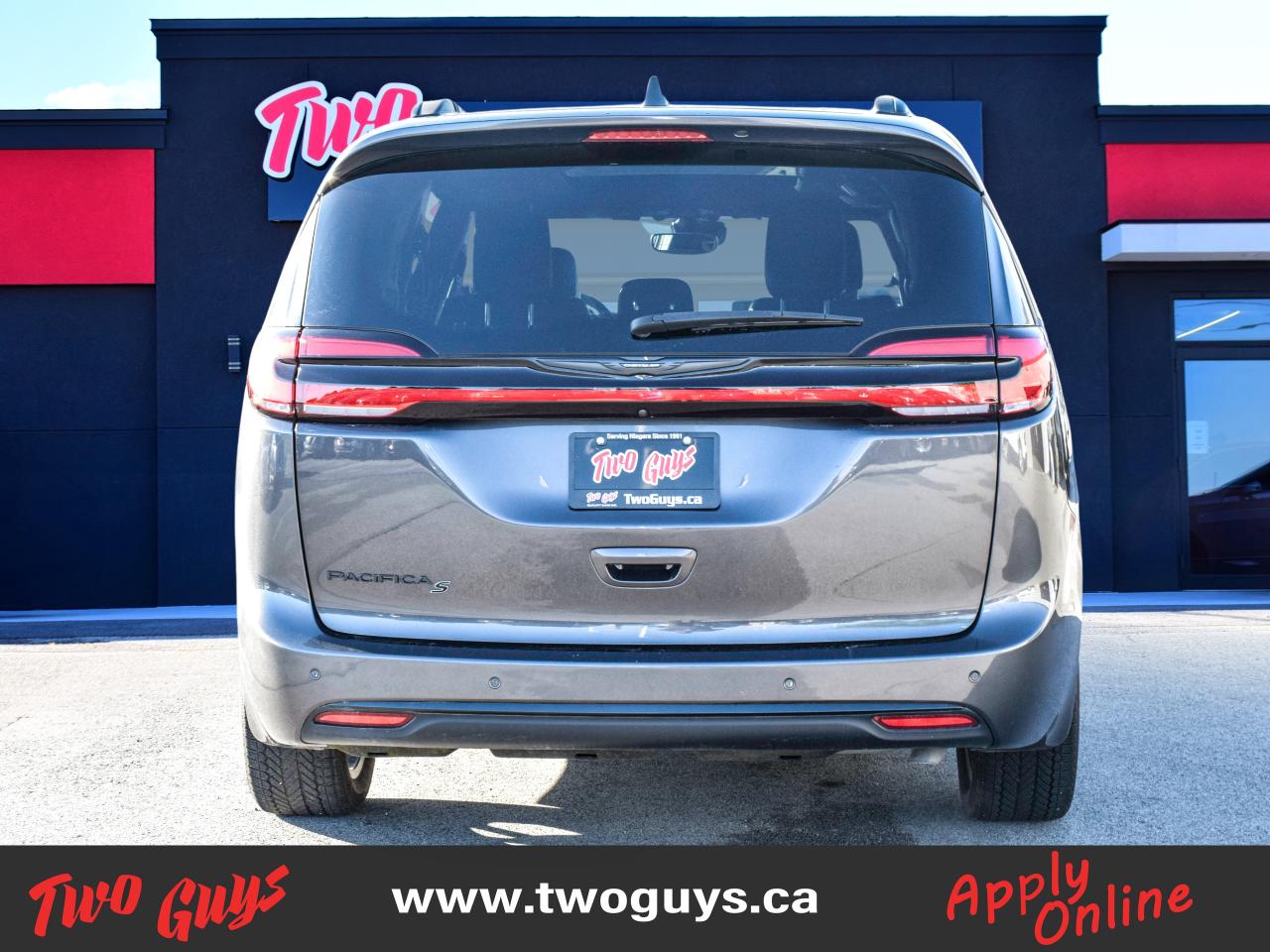 2022 Chrysler Pacifica Touring L   S Pkg   PANOROOF   Leather Photo4