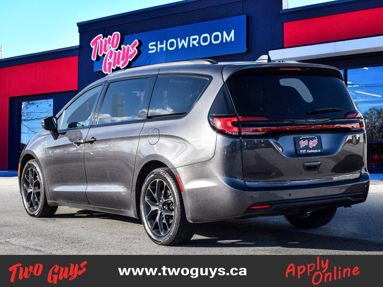 2022 Chrysler Pacifica Touring L   S Pkg   PANOROOF   Leather Photo3