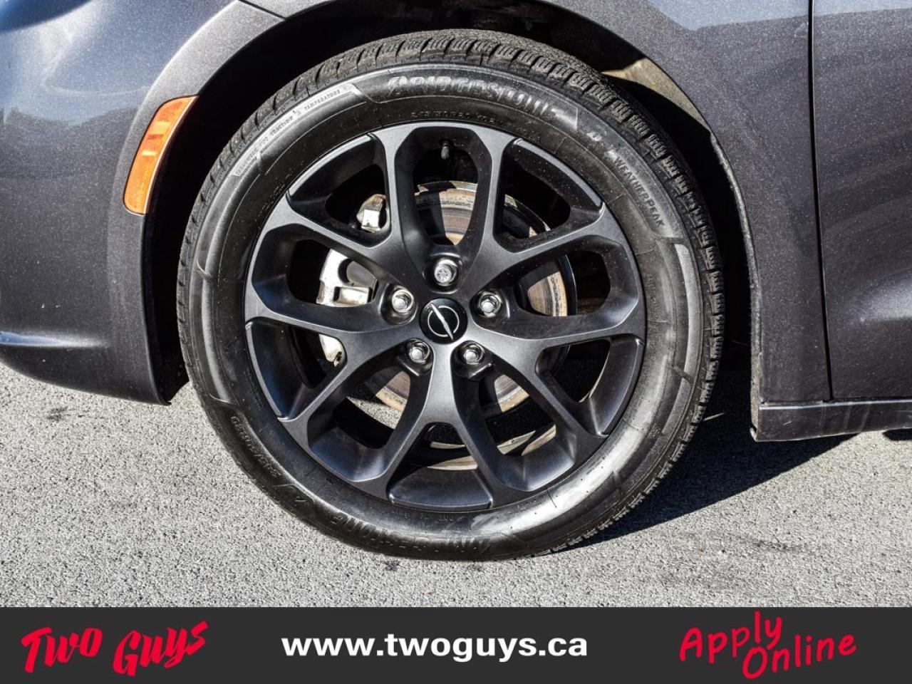 2022 Chrysler Pacifica Touring L   S Pkg   PANOROOF   Leather Photo