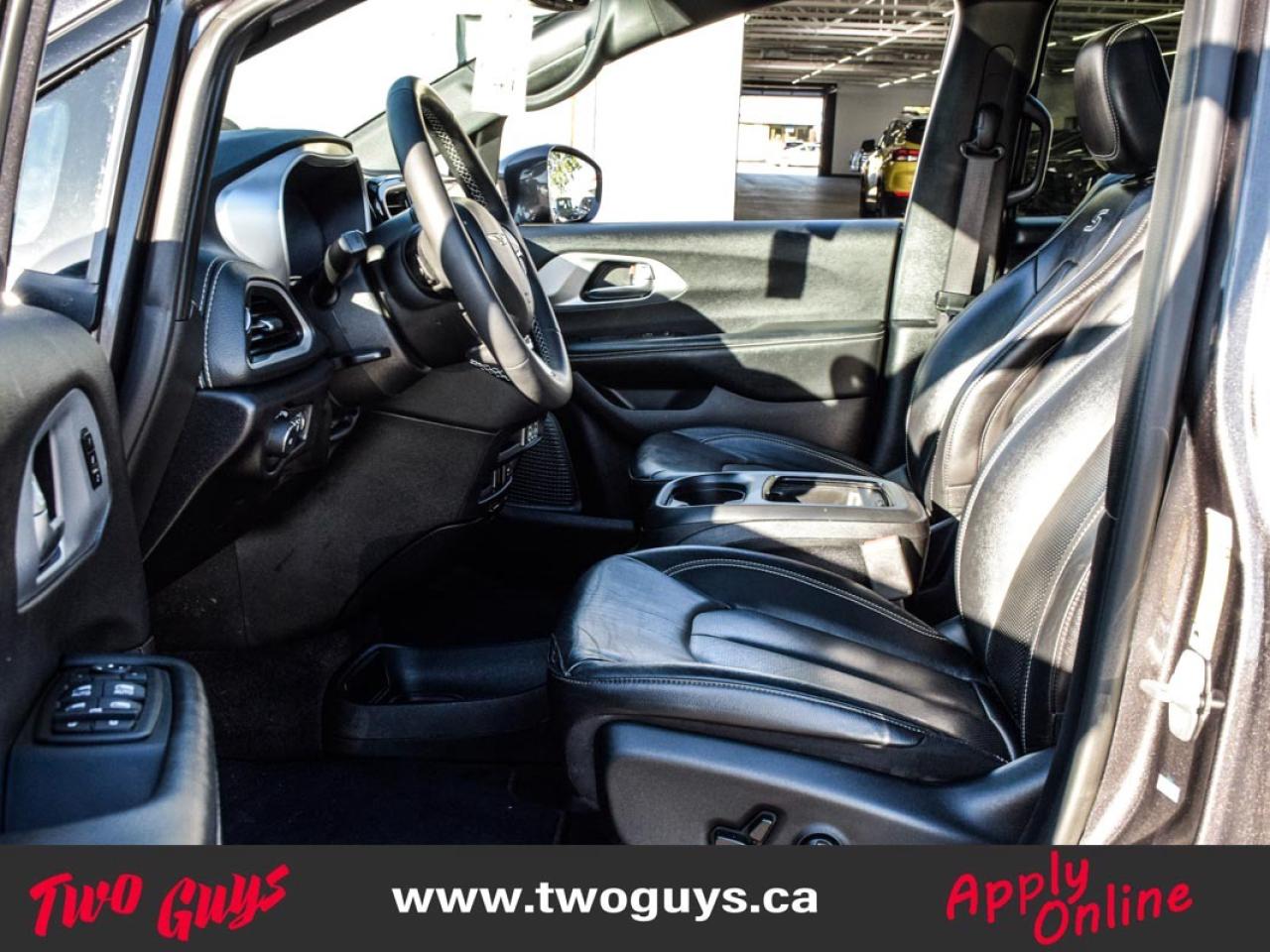 2022 Chrysler Pacifica Touring L   S Pkg   PANOROOF   Leather Photo