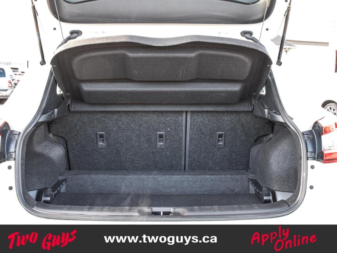 2023 Nissan Qashqai S FWD   Htd Cloth   Lease Return   Pwr Group Photo