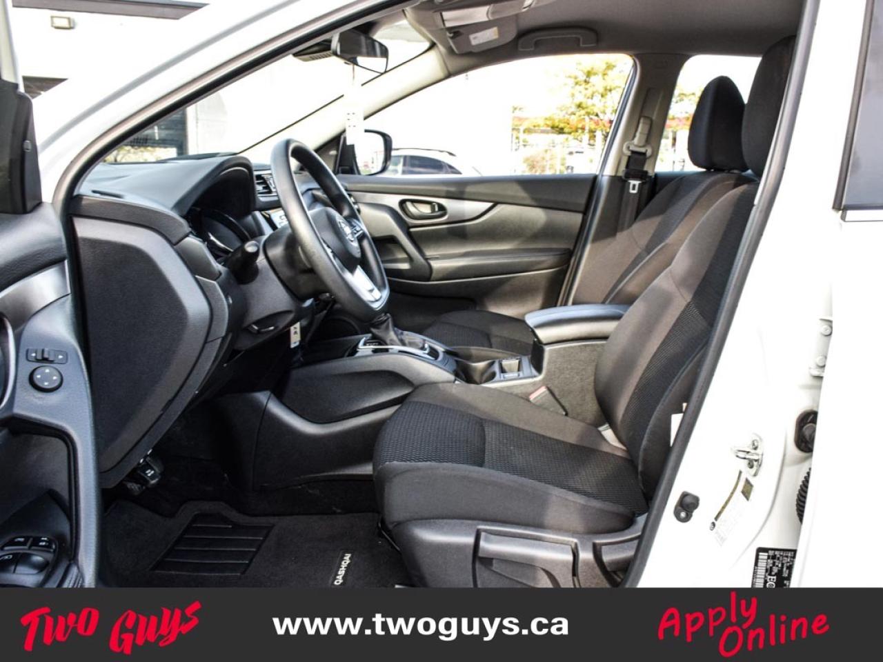 2023 Nissan Qashqai S FWD   Htd Cloth   Lease Return   Pwr Group Photo