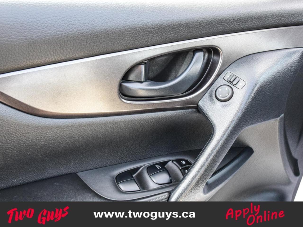 2023 Nissan Qashqai S FWD   Htd Cloth   Lease Return   Pwr Group Photo