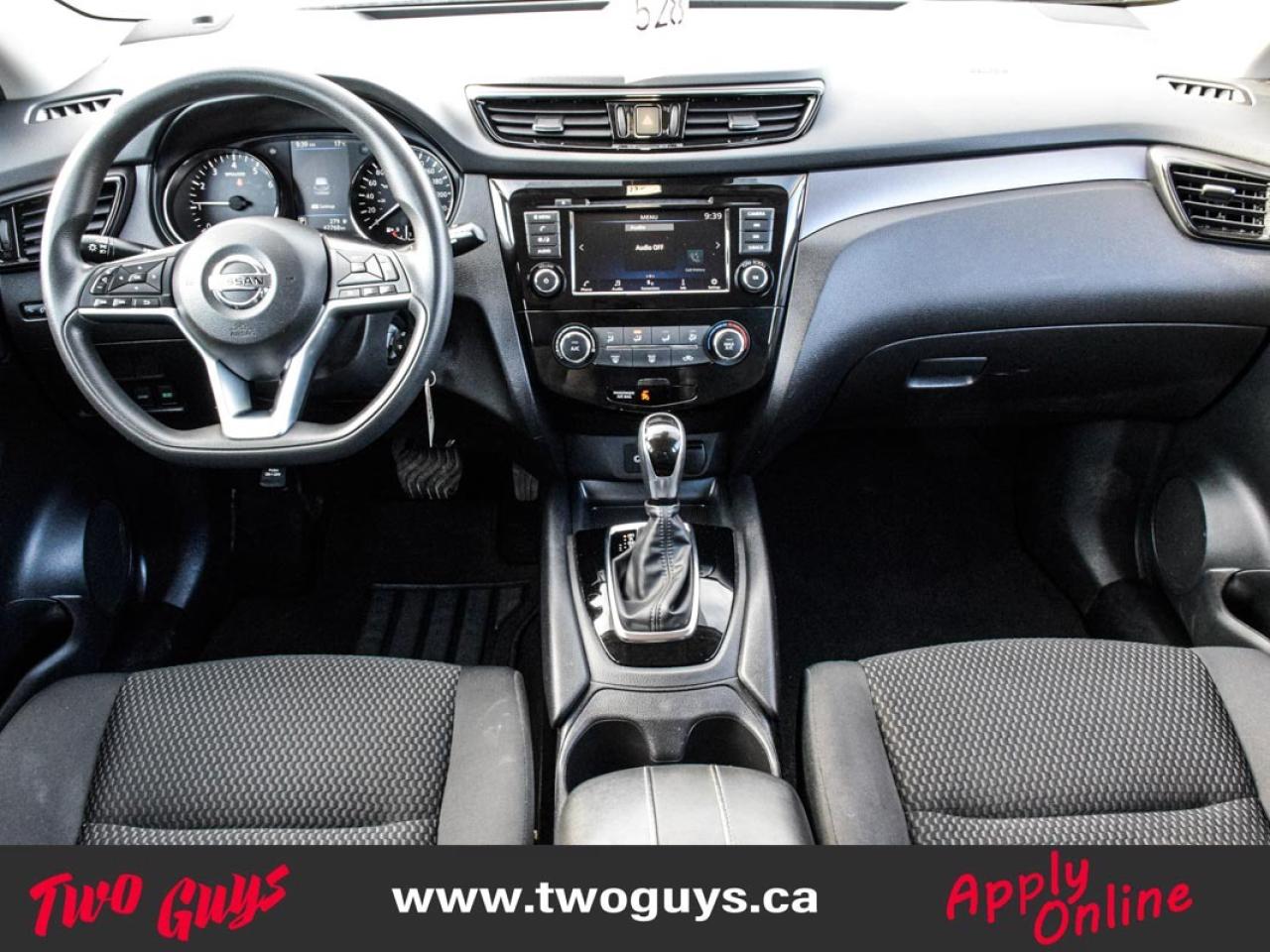 2023 Nissan Qashqai S FWD   Htd Cloth   Lease Return   Pwr Group Photo