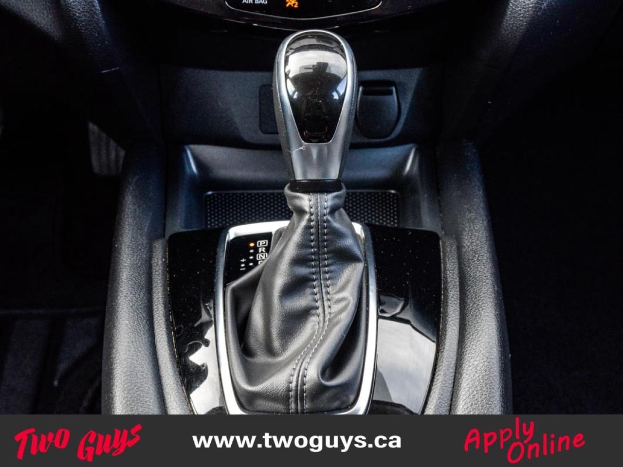 2023 Nissan Qashqai S FWD   Htd Cloth   Lease Return   Pwr Group Photo