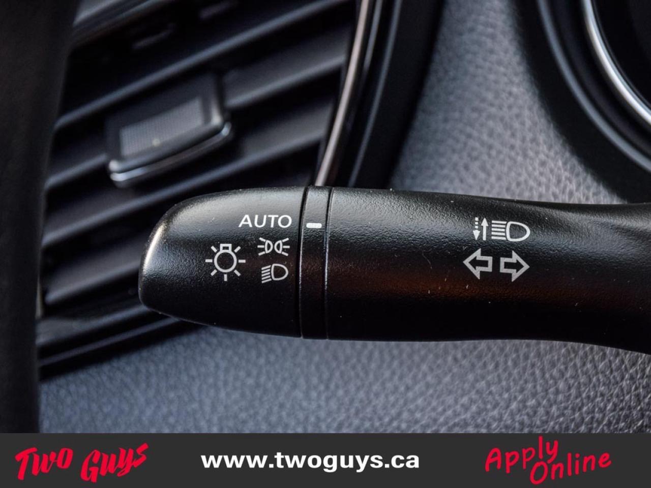 2023 Nissan Qashqai S FWD   Htd Cloth   Lease Return   Pwr Group Photo