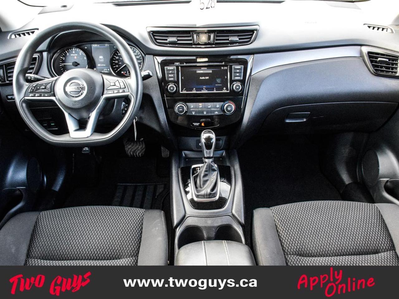 2023 Nissan Qashqai S FWD   Htd Cloth   Lease Return   Pwr Group Photo