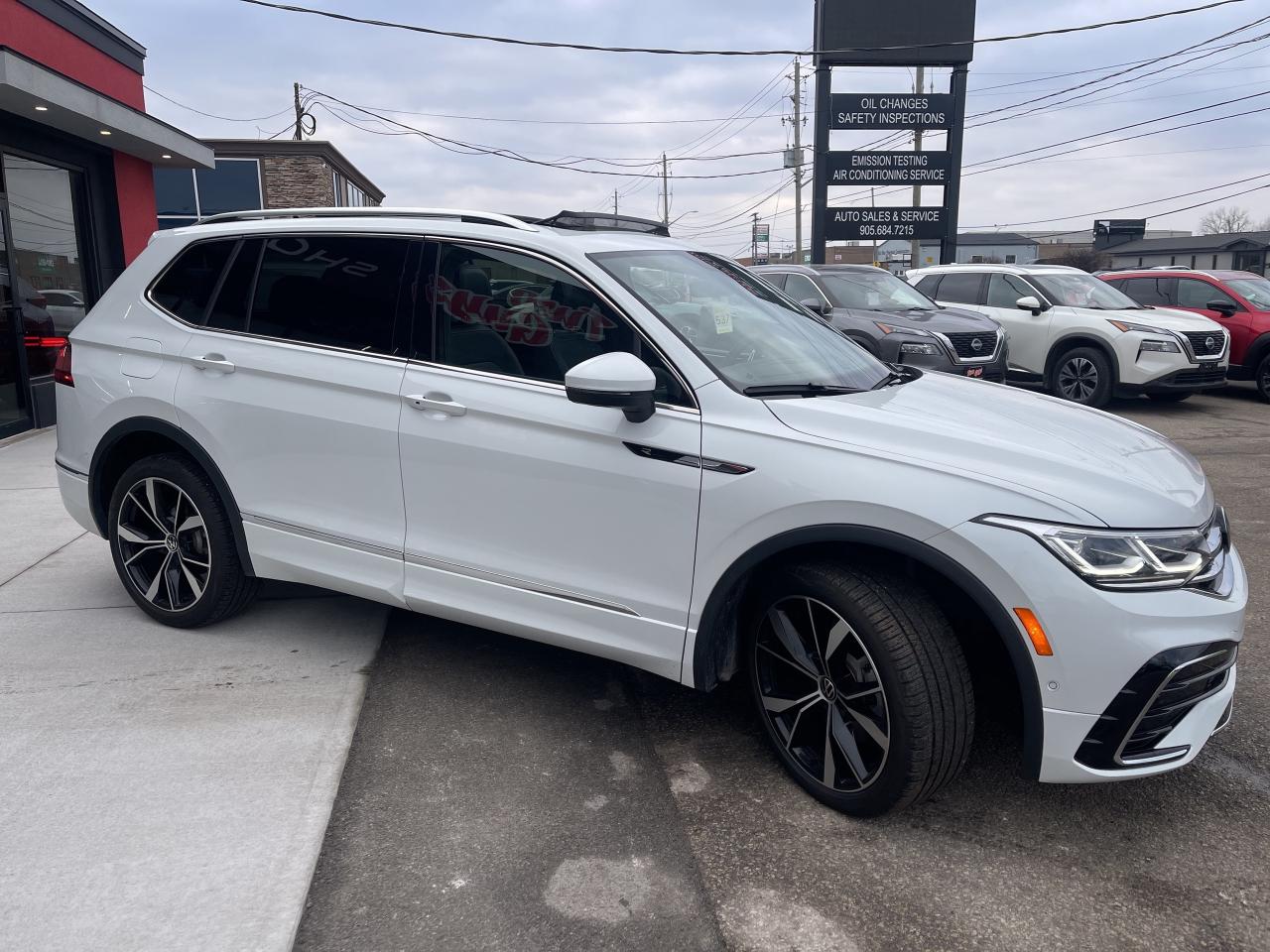 2024 Volkswagen Tiguan Highline R-Line 4MOTION AWD Leather Sunroof Nav Photo