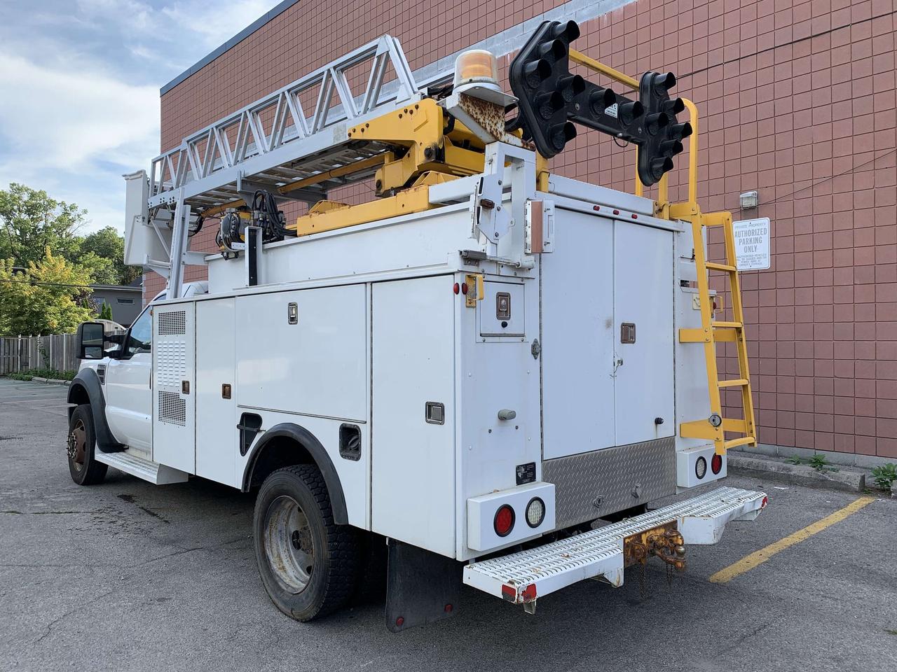 2009 Ford F-450 F450 / XL /  WORK BODY WITH BUCKET / HIGH REACH Photo2