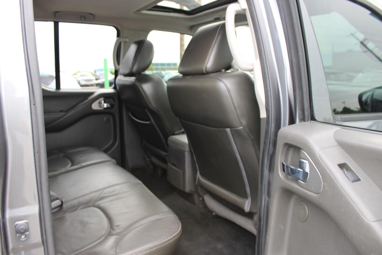 2018 Nissan Frontier PRO-4X Crew Cab 4WD Leather   ACCIDENT FREE   SAFE Photo