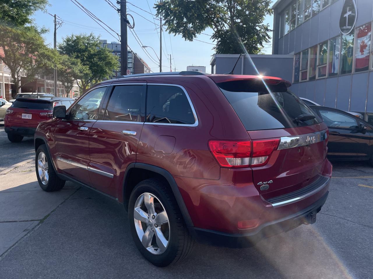 2012 Jeep Grand Cherokee Overland / 4X4/ NAVI / S ROOF / LEATHER / CLEAN Photo