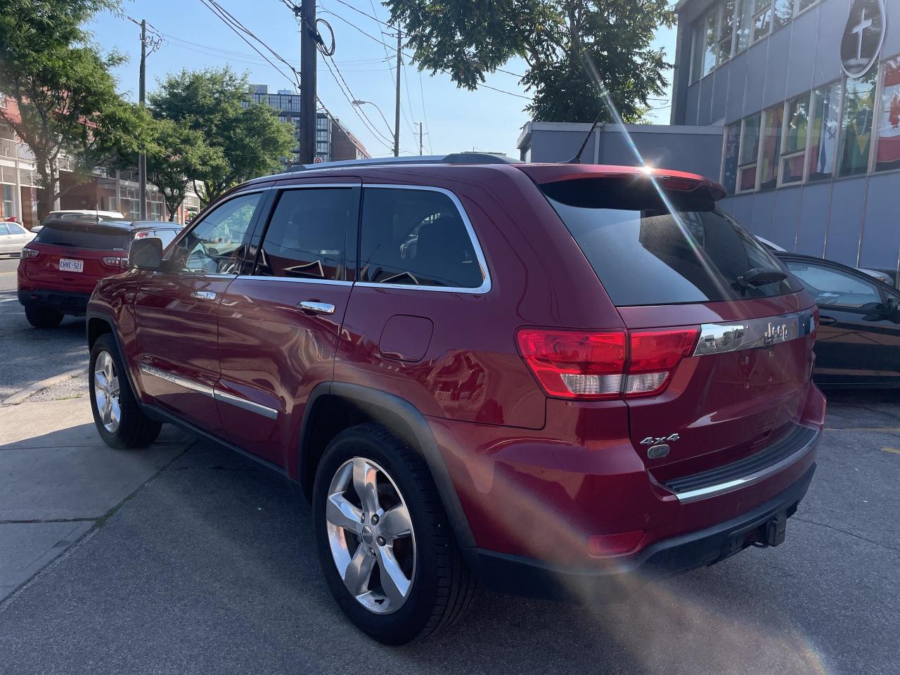 2012 Jeep Grand Cherokee Overland / 4X4/ NAVI / S ROOF / LEATHER / CLEAN Photo