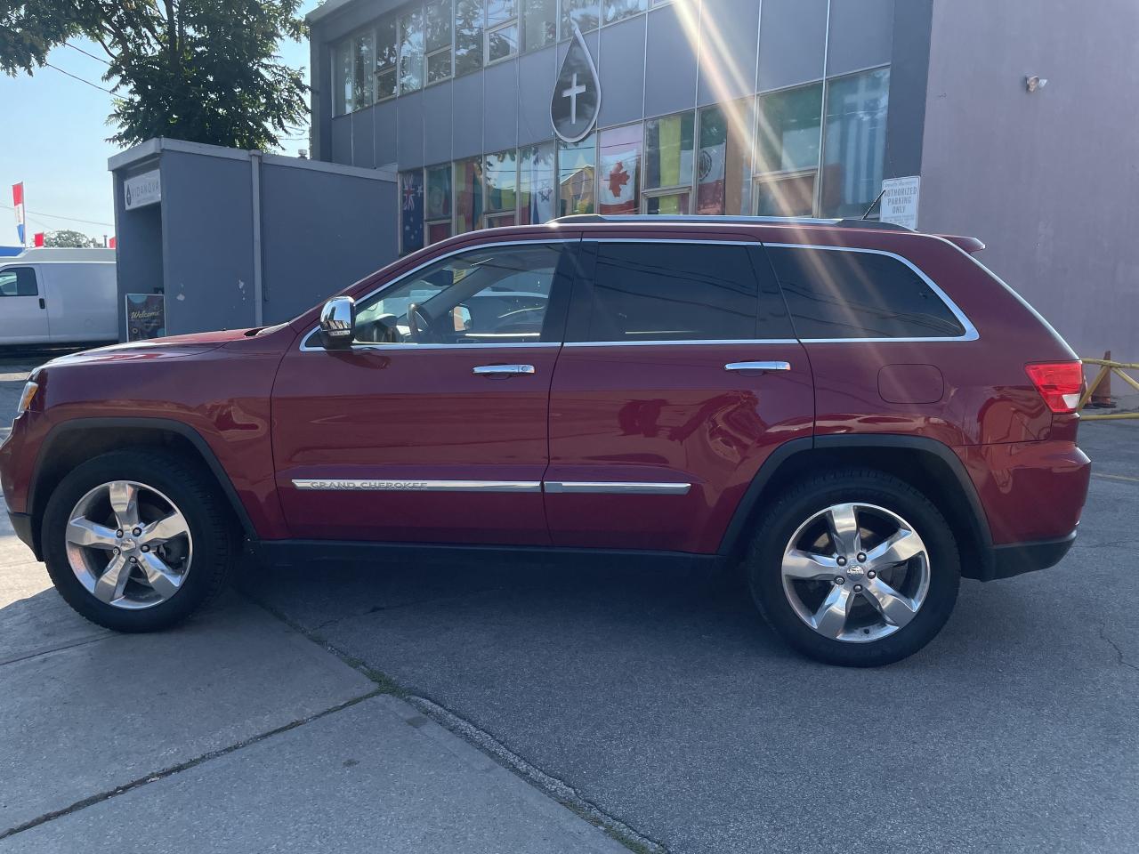 2012 Jeep Grand Cherokee Overland / 4X4/ NAVI / S ROOF / LEATHER / CLEAN Photo