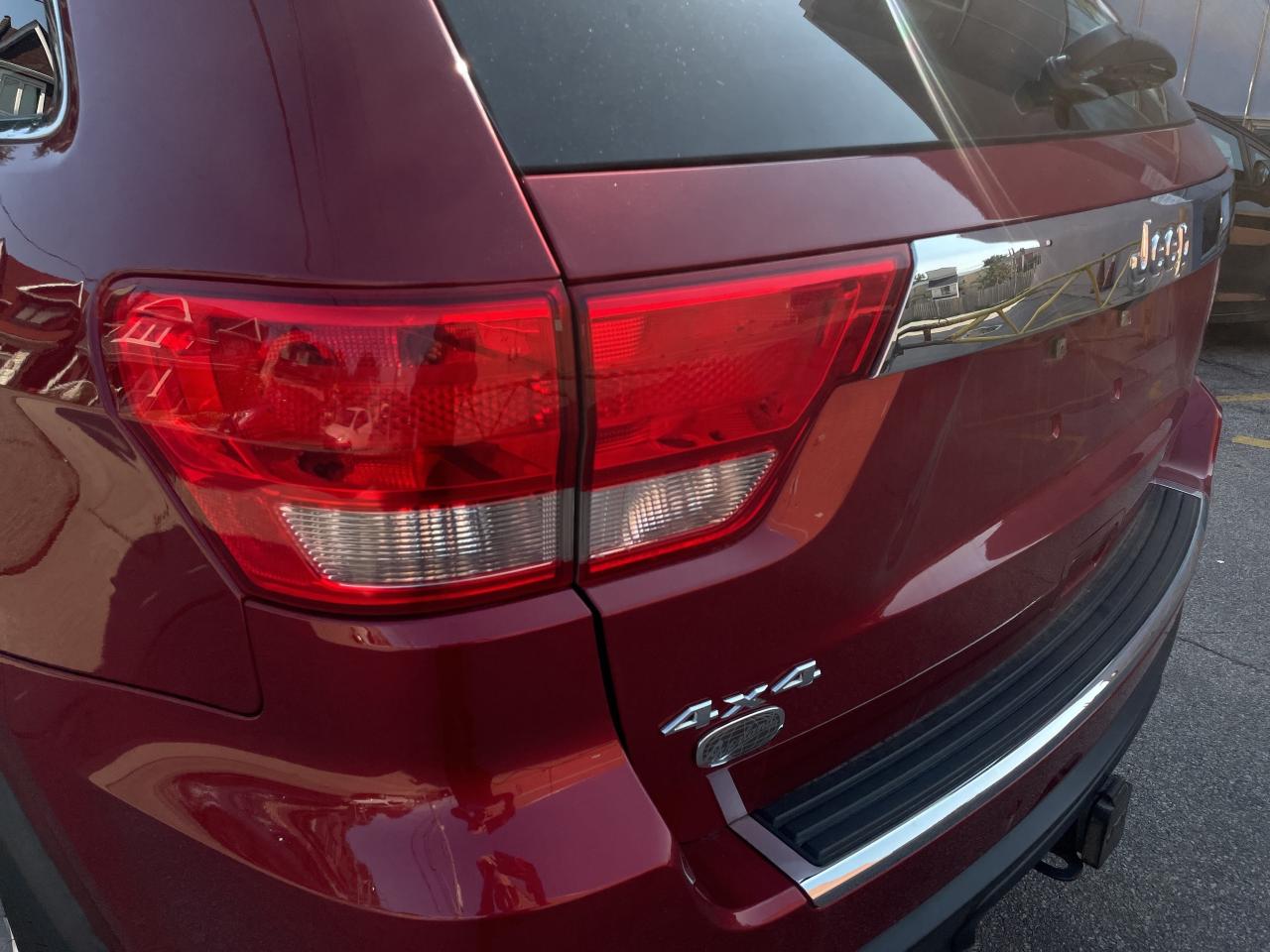 2012 Jeep Grand Cherokee Overland / 4X4/ NAVI / S ROOF / LEATHER / CLEAN Photo