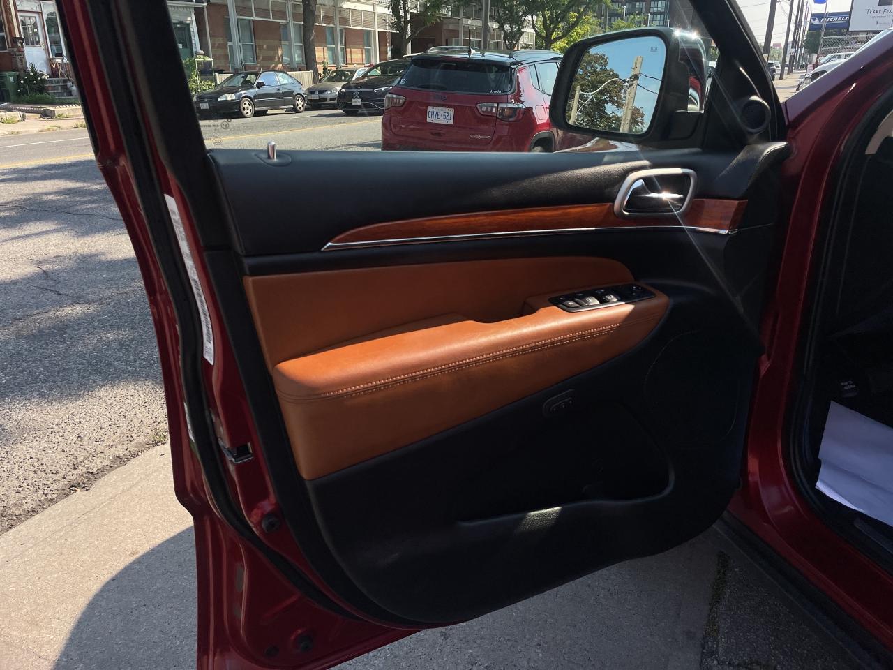 2012 Jeep Grand Cherokee Overland / 4X4/ NAVI / S ROOF / LEATHER / CLEAN Photo