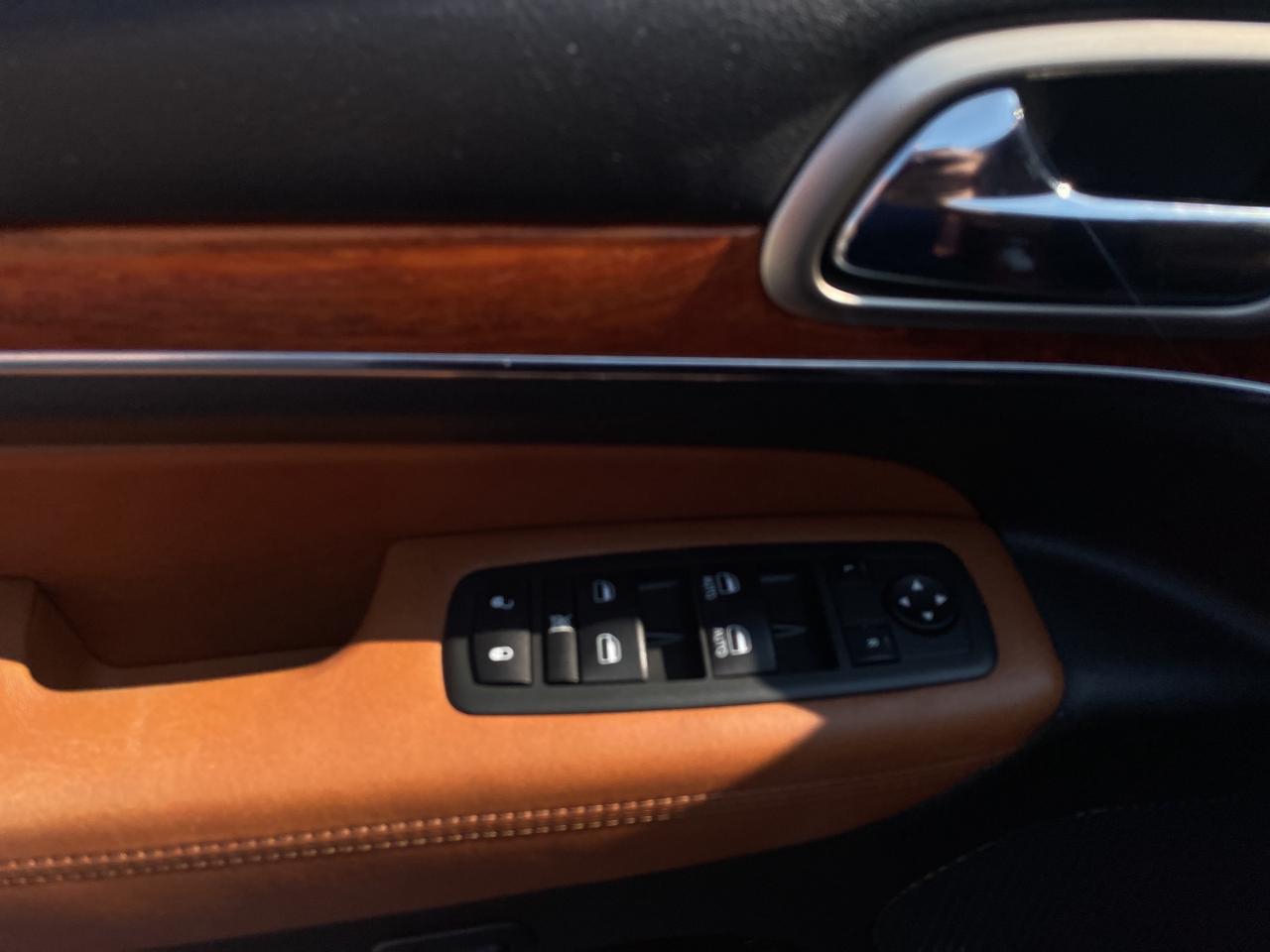 2012 Jeep Grand Cherokee Overland / 4X4/ NAVI / S ROOF / LEATHER / CLEAN Photo