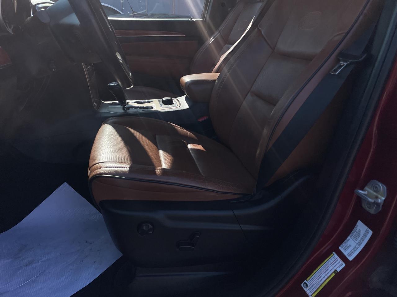 2012 Jeep Grand Cherokee Overland / 4X4/ NAVI / S ROOF / LEATHER / CLEAN Photo