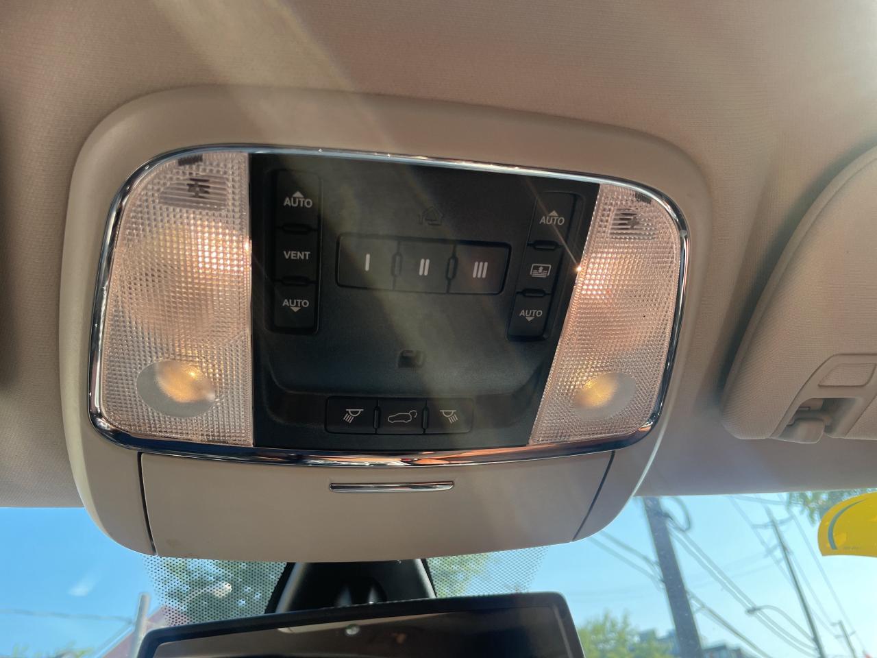 2012 Jeep Grand Cherokee Overland / 4X4/ NAVI / S ROOF / LEATHER / CLEAN Photo