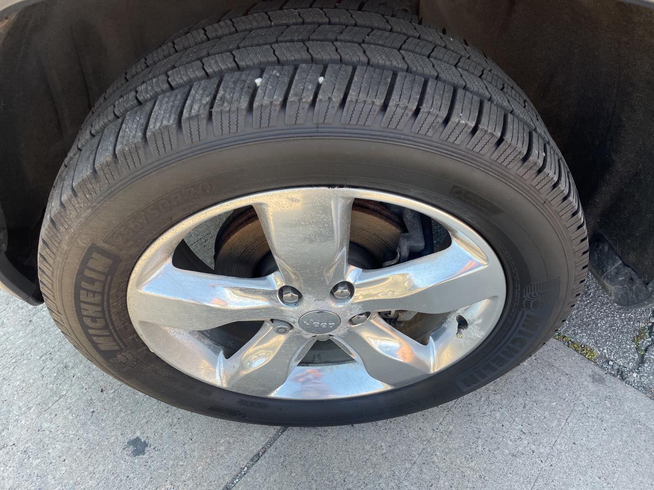 2012 Jeep Grand Cherokee Overland / 4X4/ NAVI / S ROOF / LEATHER / CLEAN Photo